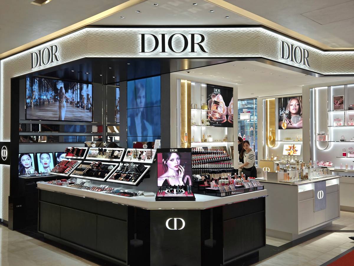 red carpet celebrity applying translucent setting powder under bright vanity lights